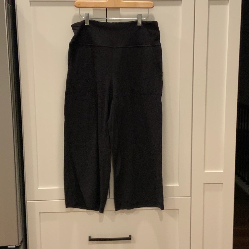 Women's Black Lulu Lemon wide leg capris